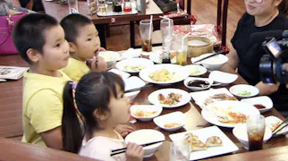 バイキング家族4 ▽食べ放題店で張り込んでみたら…スゴイ家族がやってきたー!