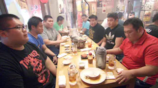 バイキング家族4 ▽食べ放題店で張り込んでみたら…スゴイ家族がやってきたー!