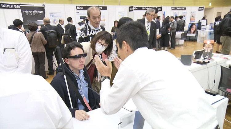 レーザーで目に映像を 未来のメガネが 見る を変える テレ東プラス レーザーで目に映像を 未来のメガネが 見る を変える テレ東プラス