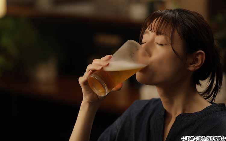 ラストカットの前は「ビール！」って言いたいくらい！念願のグルメドラマ主演・栗山千明の「晩酌の流儀」 | テレビ東京・ＢＳテレ東の読んで見て感じるメディア  テレ東プラス