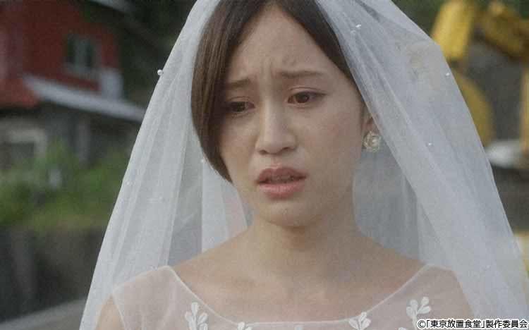 ウエディングドレス姿の女性 前田敦子 が現れた 婚約者とウエディングフォトを撮る予定だが 彼と連絡が テレ東プラス ウエディングドレス姿の女性 前田敦子 が現れた 婚約者とウエディングフォトを撮る予定だが 彼と連絡が テレ東プラス