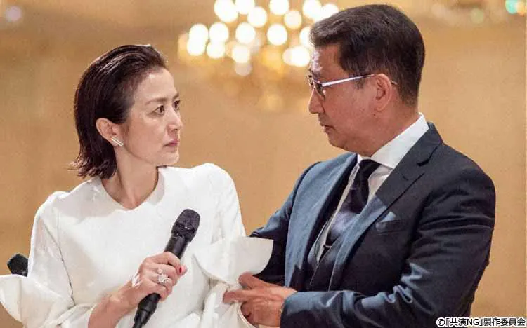自从由于两岔交际的原因分手了以来时隔 25年之后第一次奇迹的共同演出 创作发表的费娜 Tere Topla