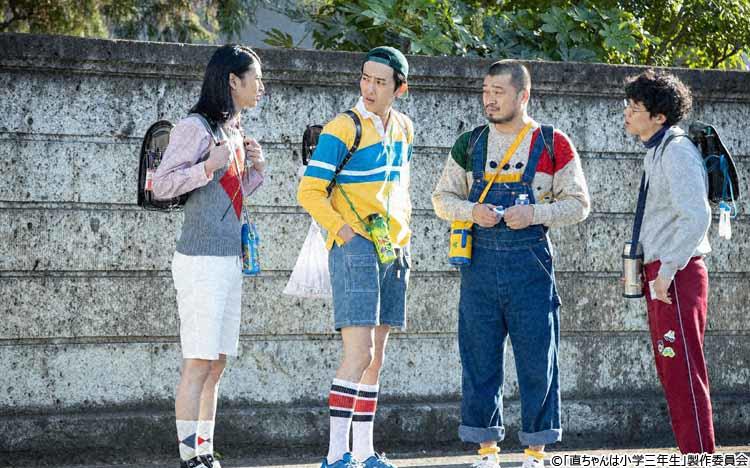 公園で見慣れないカードで遊ぶ直ちゃん（杉野遥亮）、てつちん（前原滉