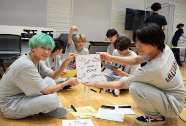 LIL LEAGUE、初めてのサイン公開！練習にも6人6様の性格が出る