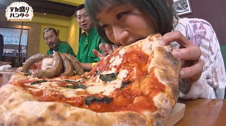 通常の10倍サイズ 全長1m 総重量4 5kgの超巨大ピザに おおぐちモンスター テレ東プラス 通常の10倍サイズ 全長1m 総重量4 5kgの超巨大ピザに おおぐちモンスター テレ東プラス