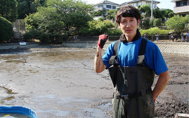 芦田愛菜、小島瑠璃子が池の水ぜんぶ抜く！出てきたのは超巨大な 