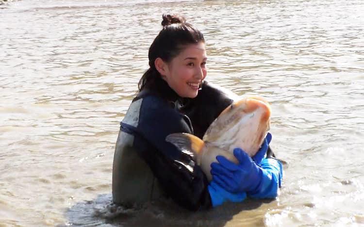 女優・橋本マナミが泥まみれに！？ 超巨大池の水抜きに挑戦：池の水