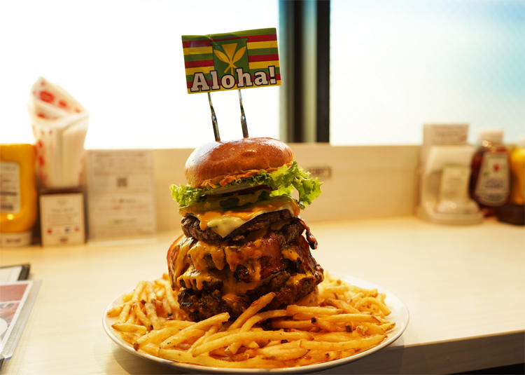 もぐもぐ女子」が1kg超えのモンスター級ハンバーガーを食べる動画