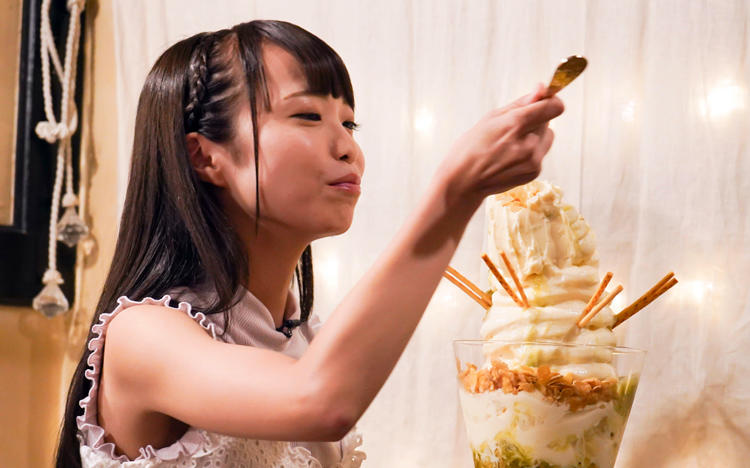 もぐもぐ女子」が高さ60㎝、重量3.5kgの特大パフェを食べる動画