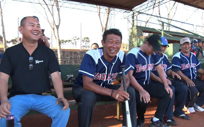 パラグアイの日系人男性が、少年野球のチームメイトと35年ぶりに再会！その相手とは？：世界！ニッポン行きたい人応援団 |  テレビ東京・ＢＳテレ東の読んで見て感じるメディア テレ東プラス 岡林洋一 金サイン ヤクルトスワローズ ゴールドサイン インサート パラレル SAK