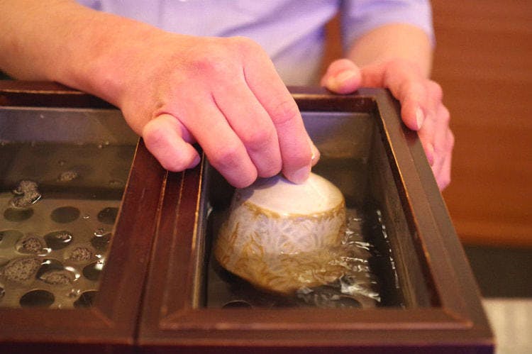 熱燗は二日酔いしにくい 日本酒を燗して楽しむメリットを 熱燗の魔術師 に聞く テレ東プラス 熱燗は二日酔いしにくい 日本酒を燗して楽しむメリットを 熱燗の魔術師 に聞く テレ東プラス