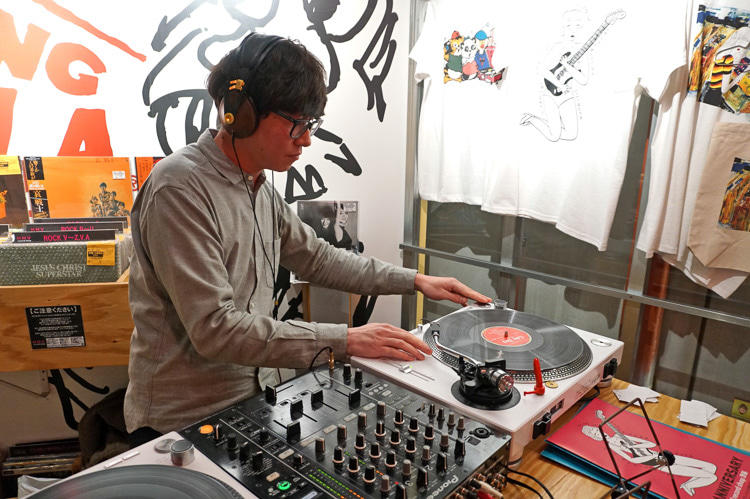 焼き鳥屋でレコードを買う。新たな下北沢スタイルを提唱するHMV初の