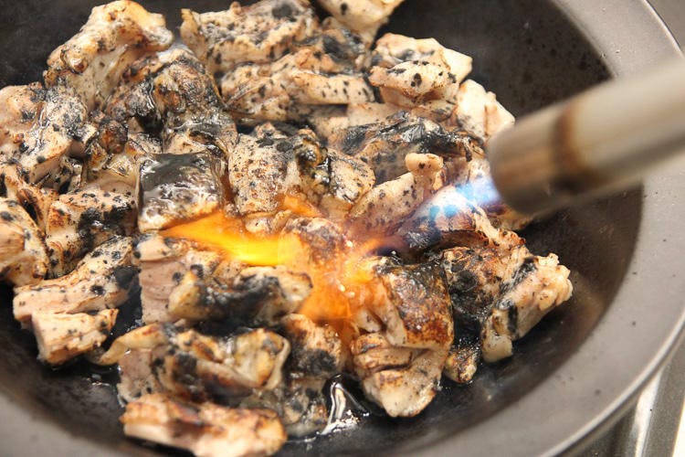 炭パウダーをかけて炙るだけ 超カンタンで激旨な鶏の炭火焼きレシピ テレ東プラス
