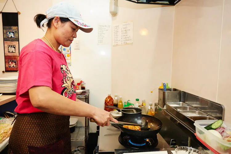 立地は最悪 店内も狭い なのに潰れないタイ料理屋 テレ東プラス