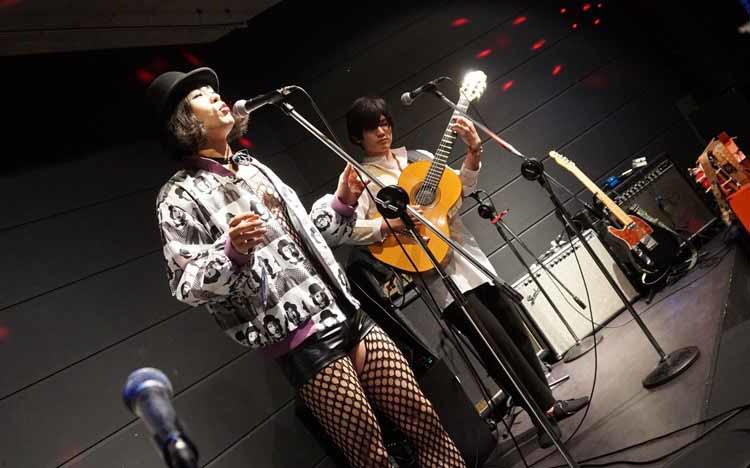 地獄の全身網タイツシャンソン歌手「僕は紙一重の人間音楽で