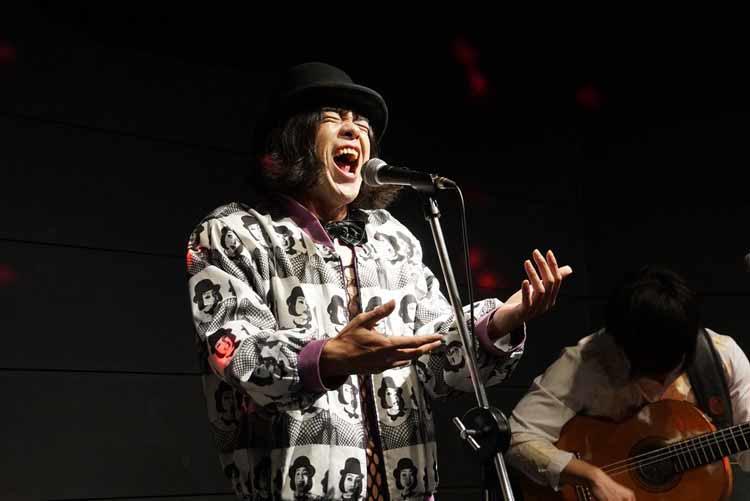 地獄の全身網タイツシャンソン歌手「僕は紙一重の人間音楽で