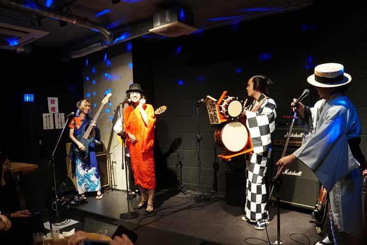 地獄の全身網タイツシャンソン歌手「僕は紙一重の人間音楽で