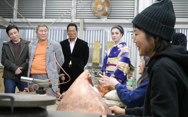 新宿世界堂」でオリジナルダルマ製作！衝撃のダルマは必見！！：たけし