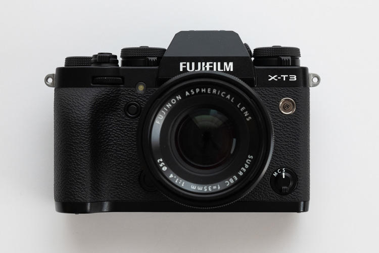 まるでフィルム。ミラーレスを”あえて不便に使ってみる”という発想は