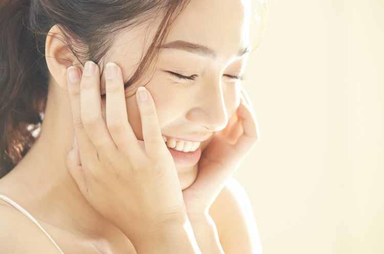 洗顔のすすぎは最低30回 内側から輝く美肌になる 正しい洗顔 基本のスキンケア テレ東プラス 洗顔のすすぎは最低30回 内側から輝く美肌になる 正しい洗顔 基本のスキンケア テレ東プラス