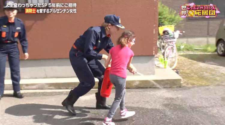 消防士を愛するアルゼンチン女性がハイパーレスキューの訓練を体験
