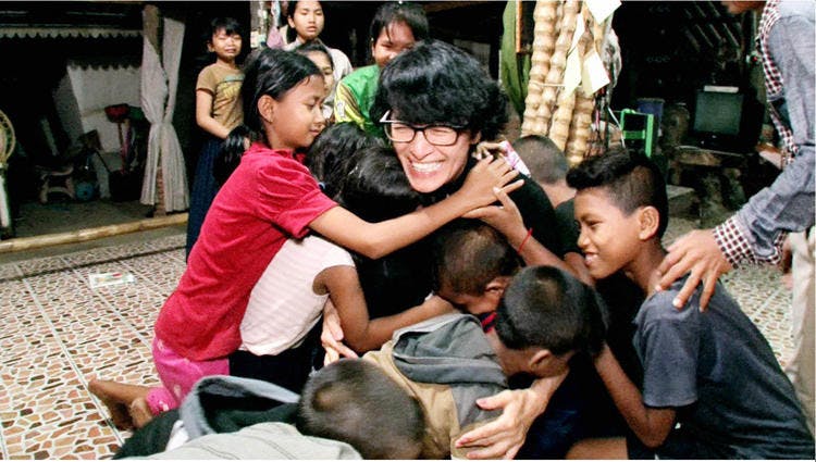 カンボジアの貧しい子供達を無給で救い大感謝されるワケあり女性を発見 テレ東プラス