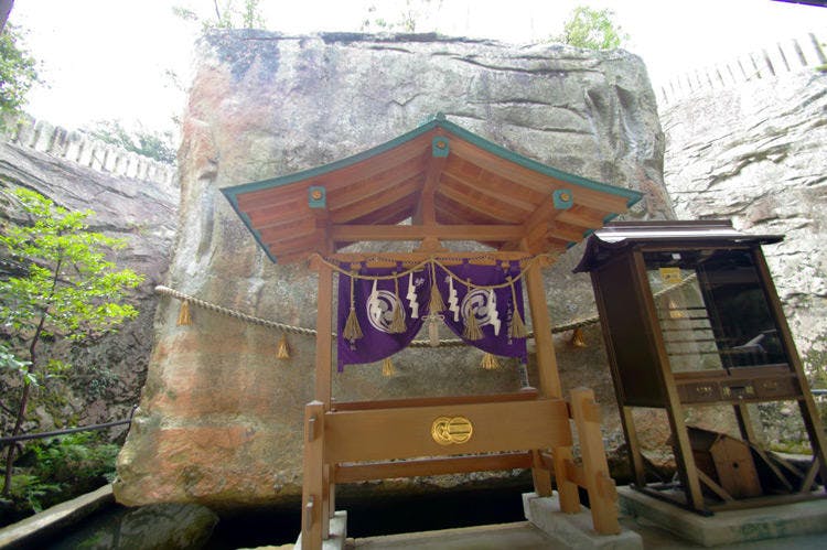 水面に浮く巨石 石の宝殿 に 震災を予言した 四口の神釜 日本三奇 がある神社を訪ねる テレ東プラス