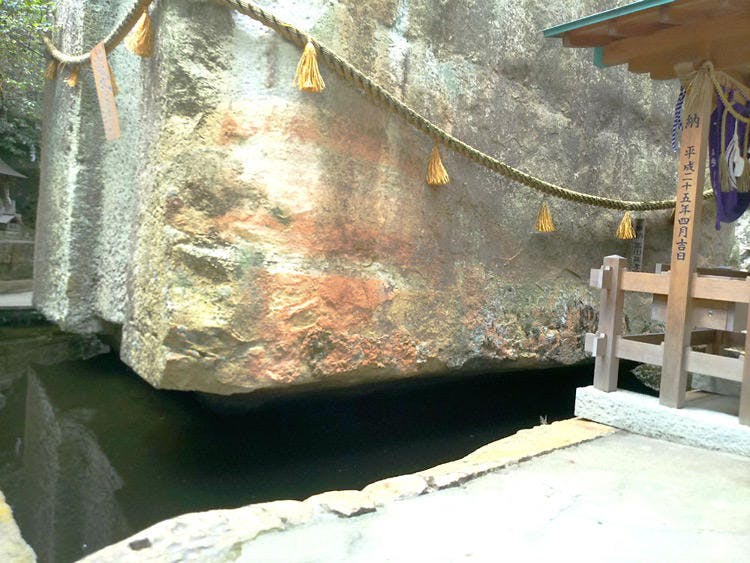 水面に浮く巨石 石の宝殿 に 震災を予言した 四口の神釜 日本三奇 がある神社を訪ねる テレ東プラス 水面に浮く巨石 石の宝殿 に 震災を予言した 四口の神釜 日本三奇 がある神社を訪ねる テレ東プラス