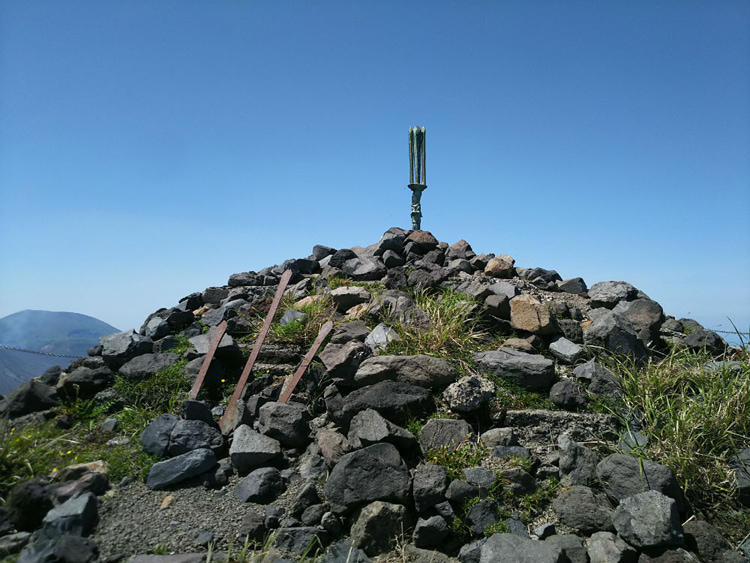 鉾が山頂に刺さっているのか謎！ 坂本龍馬の新婚旅行先「天の