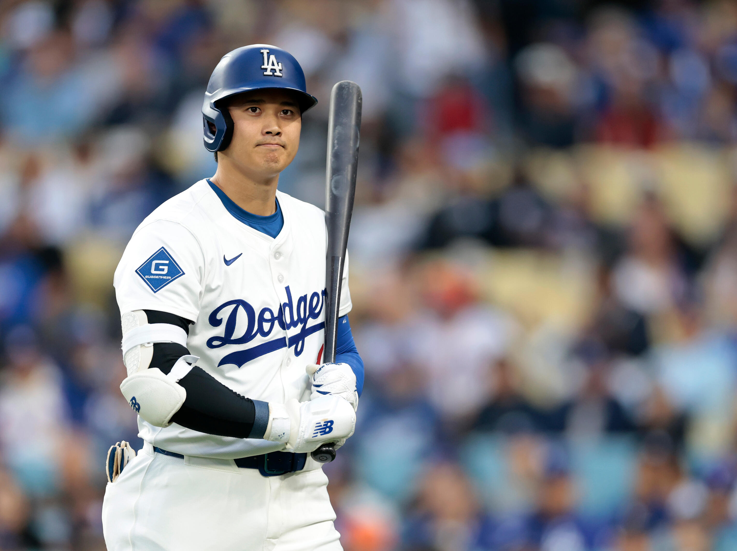大谷翔平 初勝利 初登板で初勝利した大谷翔平（右から3人目）。六回の投球を終え