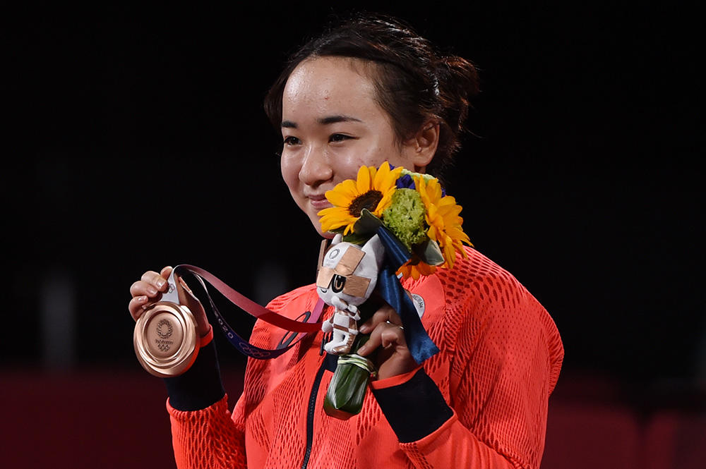 東京五輪金銀銅メダル！卓球 伊藤美誠 直筆サイン色紙 おまけ写真 - 印刷物