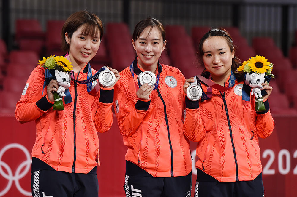 卓球女子団体 日本、中国に敗れ「銀」 ロンドン五輪以来9年ぶりの 