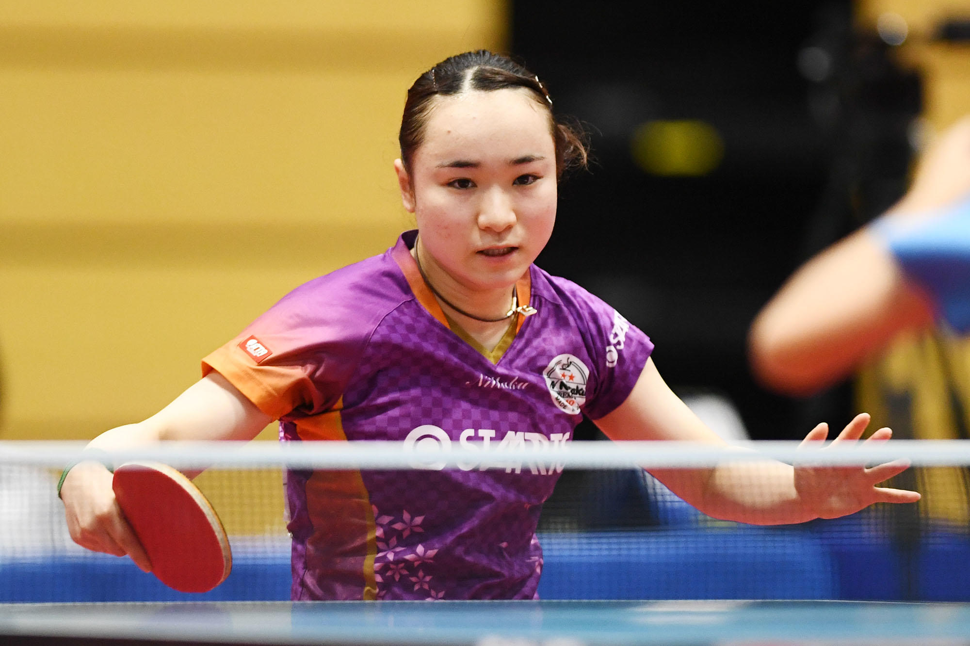 伊藤美誠 小学生の村田に貫禄のストレート勝ちで初戦突破【卓球 全農