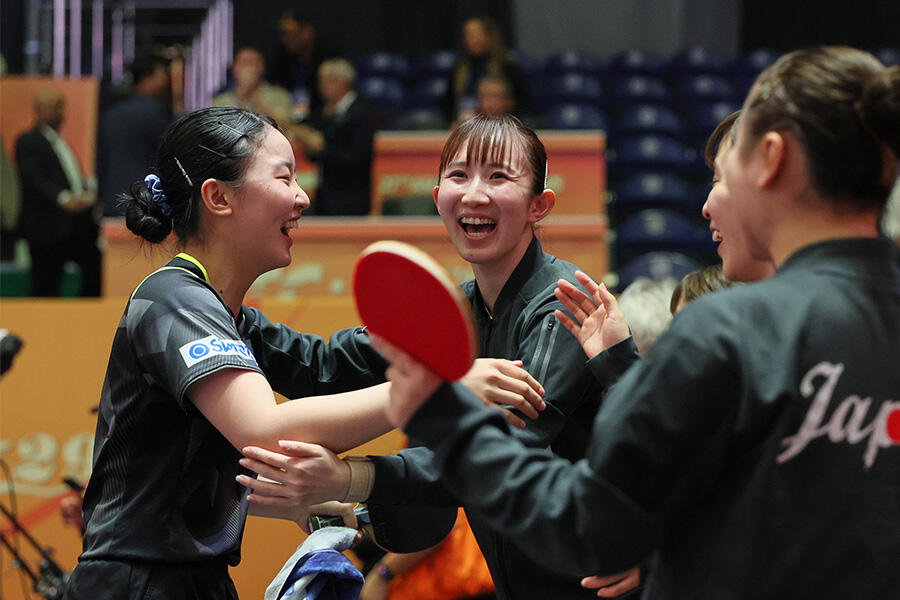 日本女子が50年ぶり大快挙！決勝で最強中国を撃破し女子団体優勝！16歳・張本美和が2点取り【卓球 アジア選手権】｜テレ東卓球NEWS：テレ東