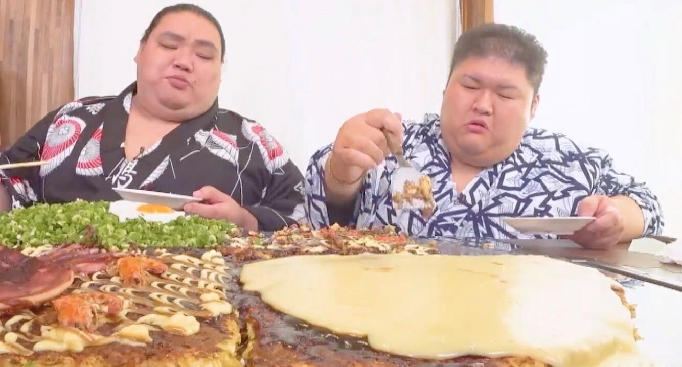 総重量5．5kg＞「道とん堀」幅1m！怪物級巨大お好み焼き：デカ盛り