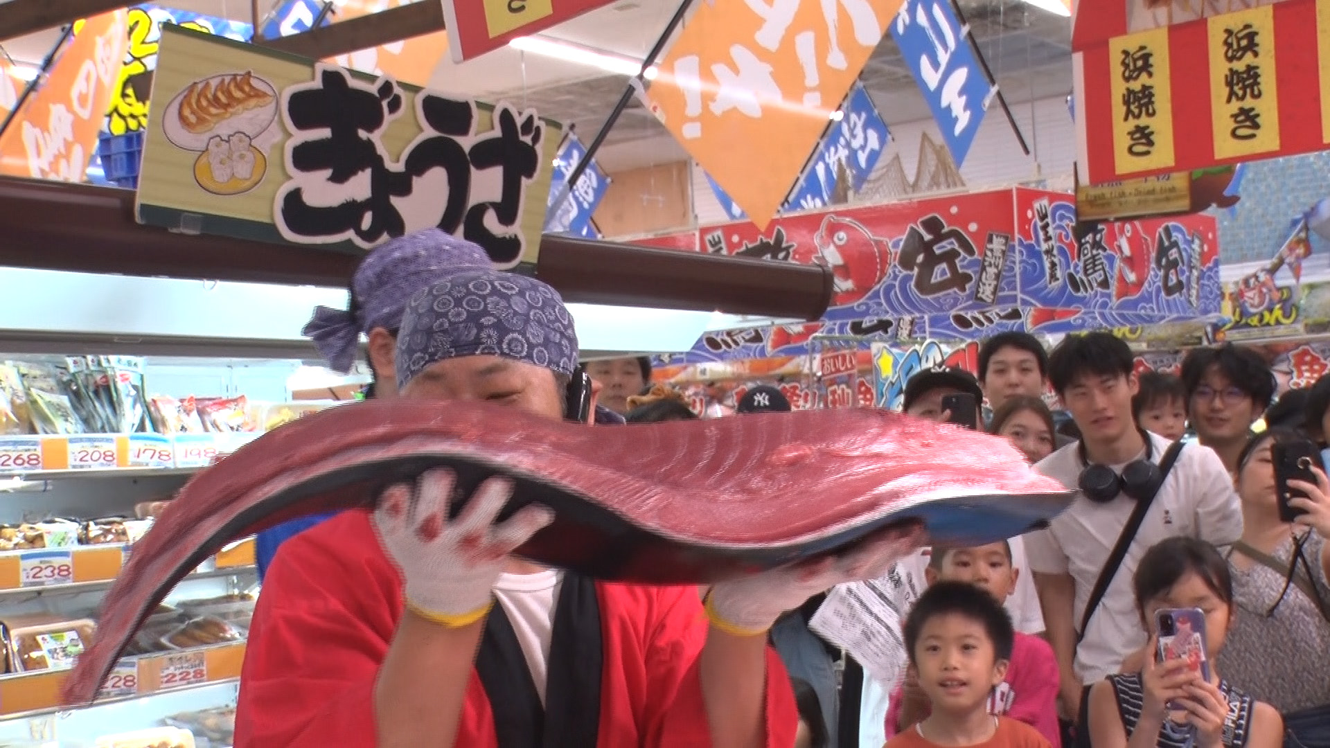 マグロの解体ショーに野菜の詰め放題…ドン・キホーテ大躍進の秘密：読んで分かる「カンブリア宮殿」 | テレ東・ＢＳテレ東の読んで見て感じるメディア  テレ東プラス