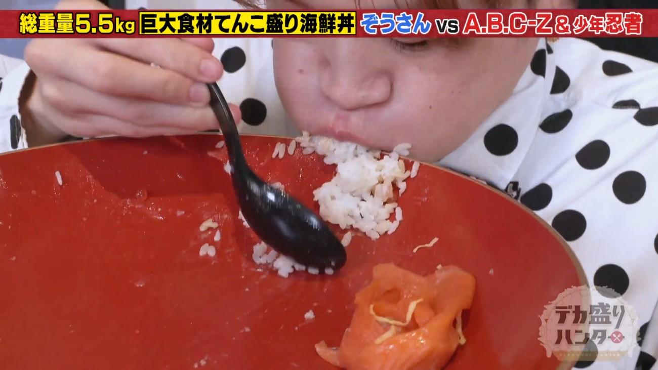 総重量5．5kg＞A．B．C－Z＆少年忍者が巨大海鮮丼を爆食！タコを頭から