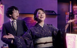 友近が「スナック」のステージでシュールに演歌を熱唱！「自然な演技ができたと思います」