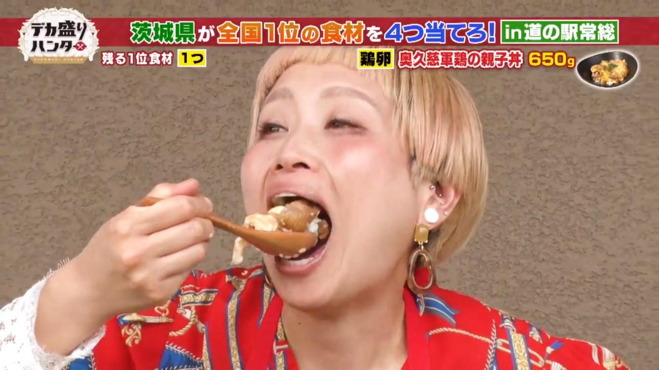 超巨大メロンパンが登場！ロシアン佐藤が話題の「道の駅グルメ」を食べ