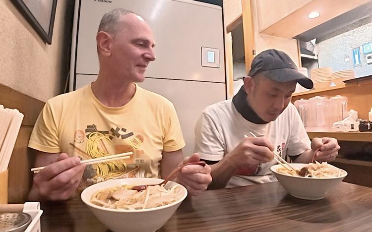 極上の味噌ラーメンを求め“花道系”総本山で濃厚スープ作りを体験