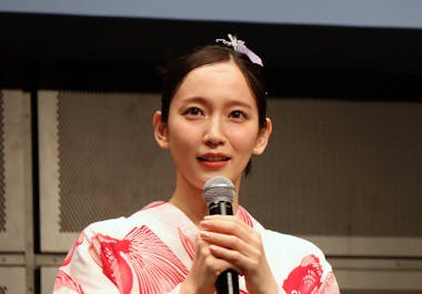 吉岡里帆、浴衣でスイカ割りに挑戦！艶やかな後ろ姿も披露 | テレ東