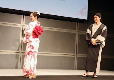 吉岡里帆、浴衣でスイカ割りに挑戦！艶やかな後ろ姿も披露 | テレ東