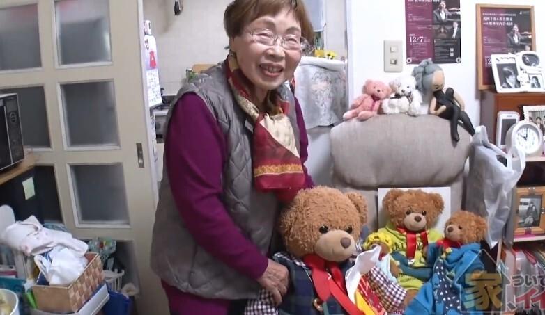 くまちゃんを連れ歩く78歳「変と言われても私にとっては可愛い