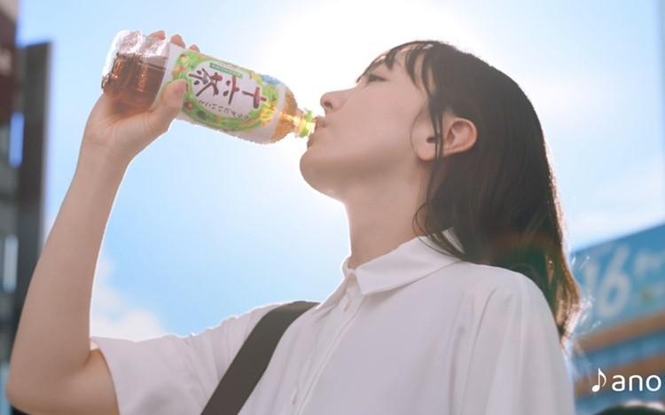 俳優・新垣結衣がCMキャラクターを務める『アサヒ 十六茶』が
