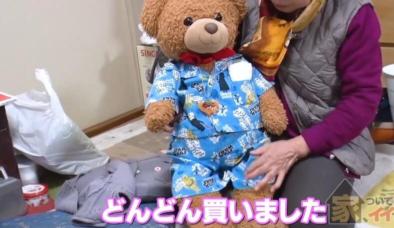 くまちゃんを連れ歩く78歳「変と言われても私にとっては可愛い