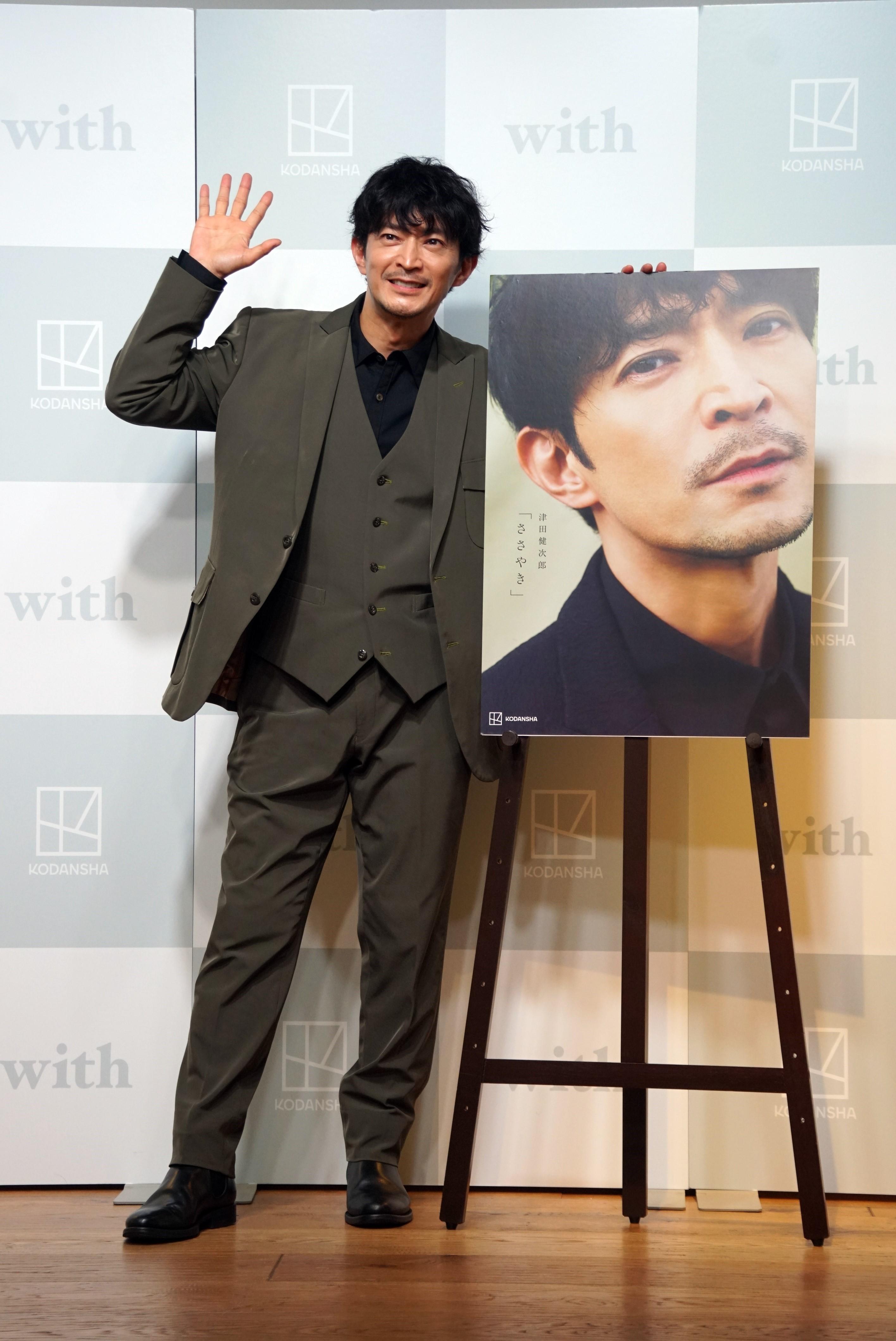 写真あり】津田健次郎”指ハート”に照れまくり！「うれしいけど