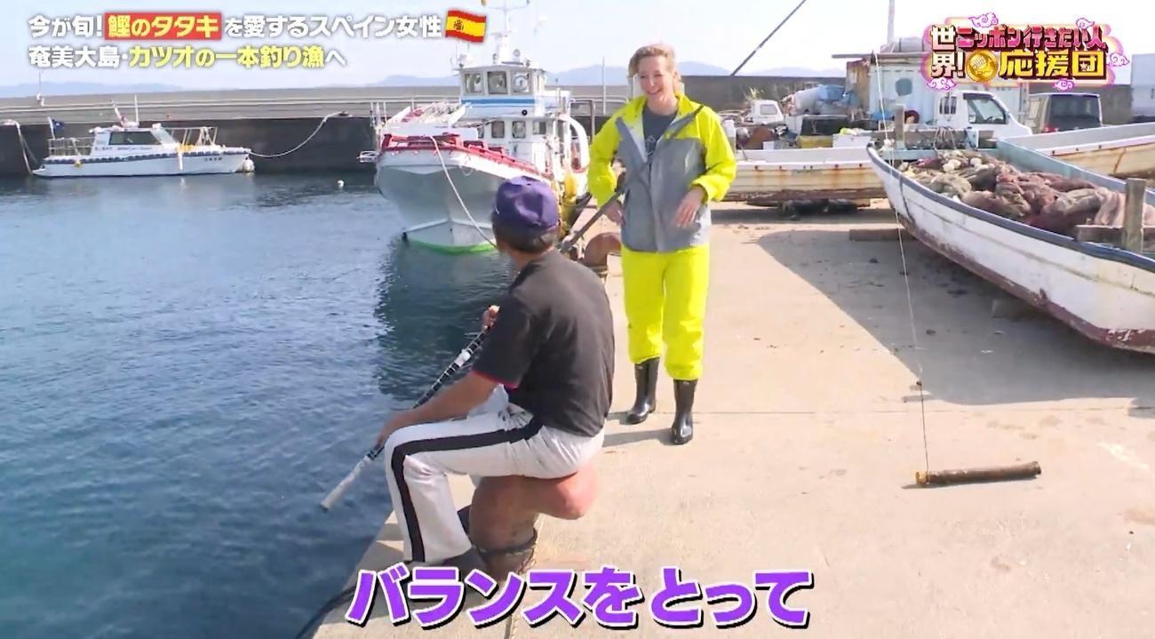 鰹のタタキの本場・高知でスペイン人が“究極の藁焼き”を学ぶ：世界