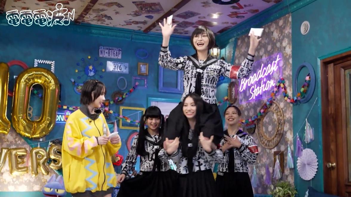 新しい学校のリーダーズは“学校の粗大ゴミ”だった！？ライブ客3、4人