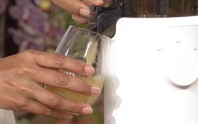 野菜不足を解消！芸能人が愛用するお手軽「スロージューサー」 | テレ