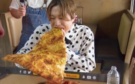 「デカ盛りハンター」世界進出！大食いの聖地アメリカで直径91cmの怪物ピザに挑む！